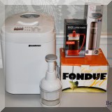 K03. Hamilton Beach rice cooker and Breville electric kettle. 